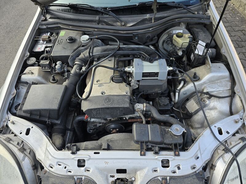 Datei:MB R170 Motorraum.jpg